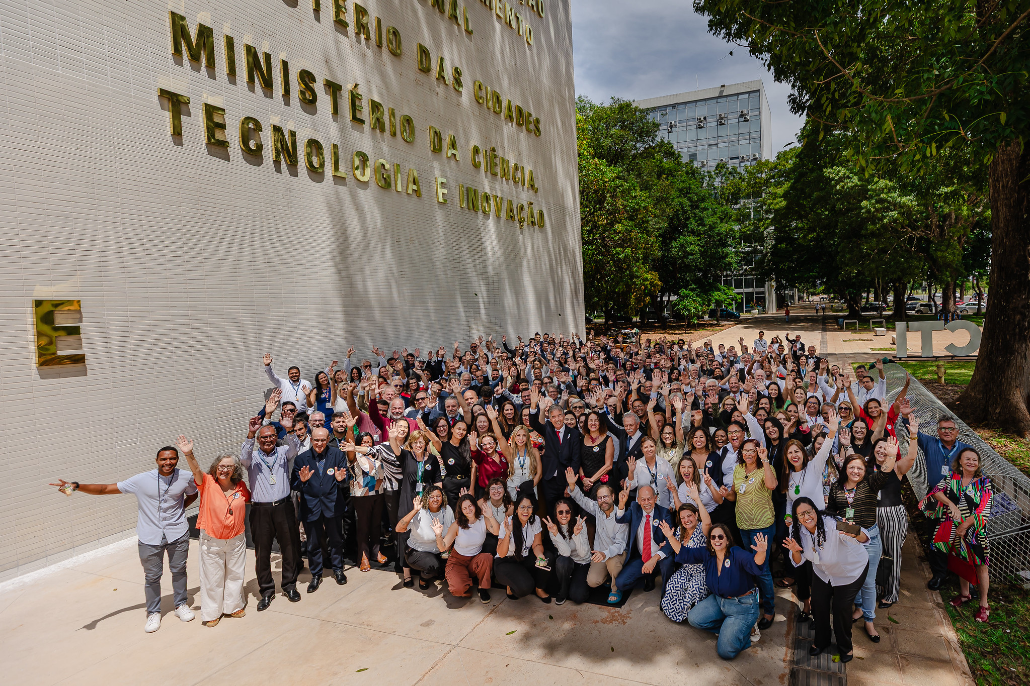 Funcionários do Ministério da Ciência, Tecnologia e Inovação (MCTI) celebram os 40 anos do órgão em evento realizado na praça Johanna Döbereiner, Esplanada dos Ministérios, em Brasília. Foto: Luara Baggi (ASCOM/MCTI)